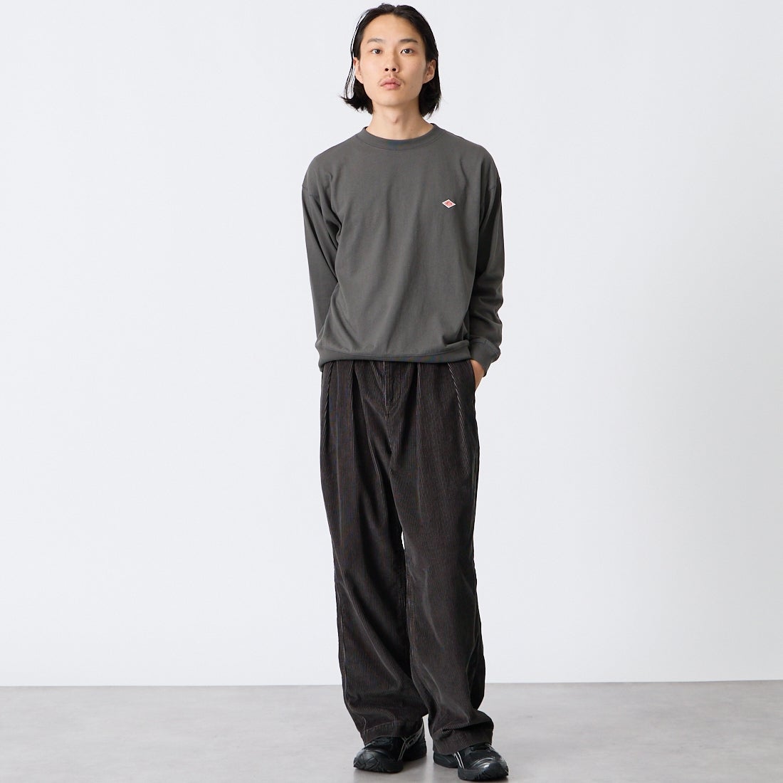 iori [イオリ] 別注 コーデュロイ2タックトラウザーズ [IORI90-JF] CHARCOAL &&モデル身長：175cm 着用サイズ：2&&