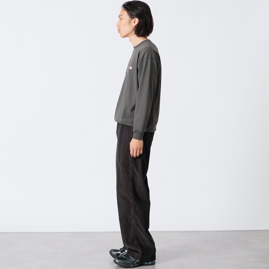 iori [イオリ] 別注 コーデュロイ2タックトラウザーズ [IORI90-JF] CHARCOAL &&モデル身長：175cm 着用サイズ：2&&