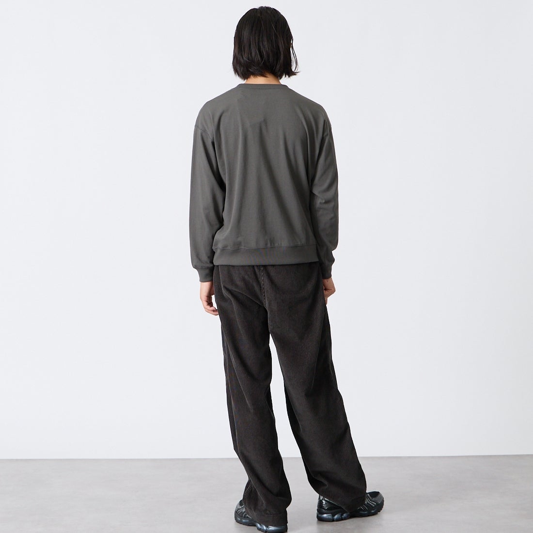 iori [イオリ] 別注 コーデュロイ2タックトラウザーズ [IORI90-JF] CHARCOAL &&モデル身長：175cm 着用サイズ：2&&