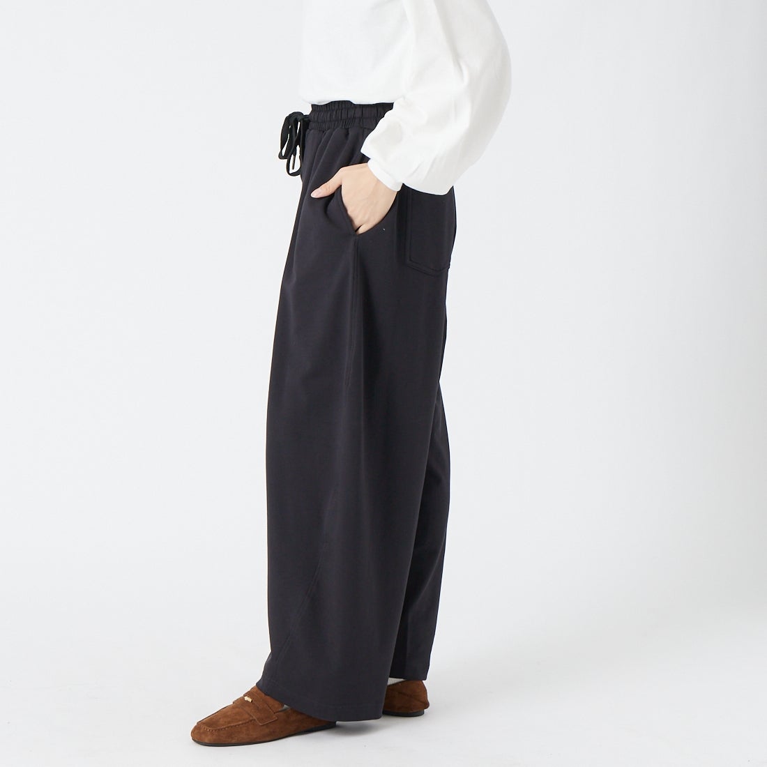 DIGNITE COLLIER [ディニテコリエ] カーブパンツ [80269050] 004 ﾌﾞﾗｯｸ &&モデル身長：162cm 着用サイズ：F&&