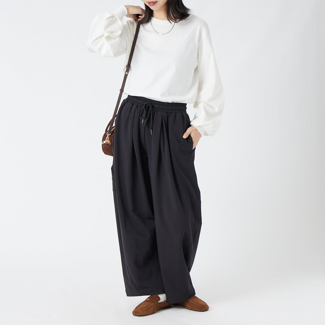 DIGNITE COLLIER [ディニテコリエ] カーブパンツ [80269050] 004 ﾌﾞﾗｯｸ &&モデル身長：162cm 着用サイズ：F&&