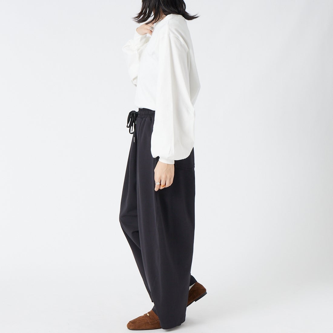 DIGNITE COLLIER [ディニテコリエ] カーブパンツ [80269050] 004 ﾌﾞﾗｯｸ &&モデル身長：162cm 着用サイズ：F&&