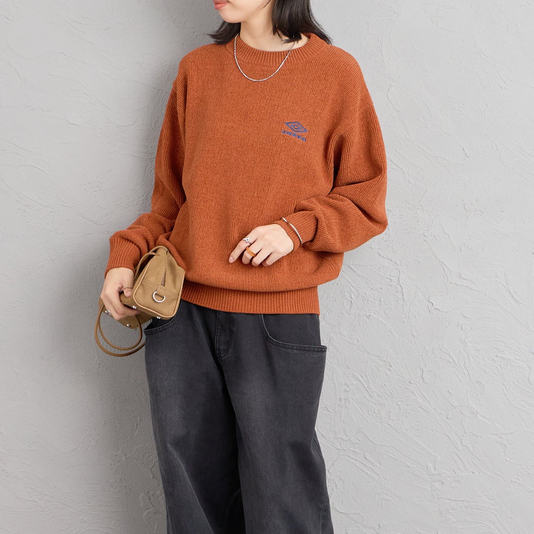 UMBRO [アンブロ] 別注 ワンポイントロゴ刺繍 モールニットプルオーバー [UMIN26-PO01-JF] CAMEL &&モデル身長：162cm 着用サイズ：S&&