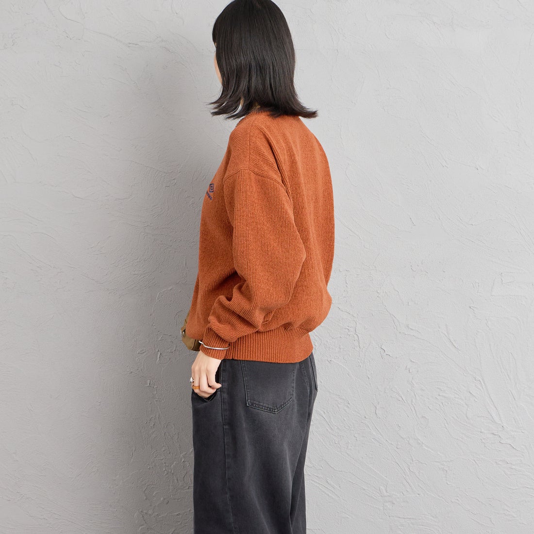 UMBRO [アンブロ] 別注 ワンポイントロゴ刺繍 モールニットプルオーバー [UMIN26-PO01-JF] CAMEL &&モデル身長：162cm 着用サイズ：S&&