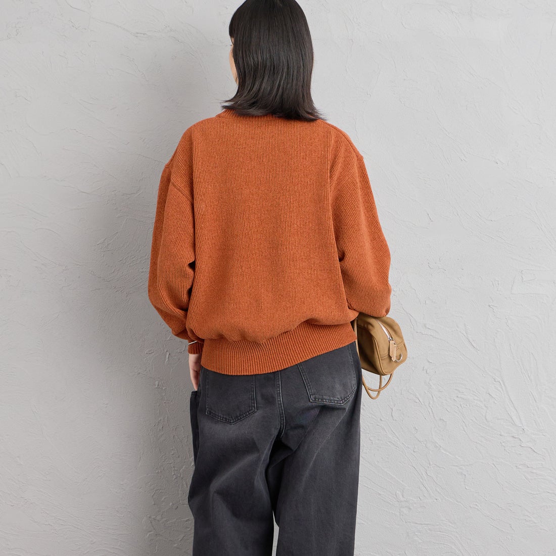 UMBRO [アンブロ] 別注 ワンポイントロゴ刺繍 モールニットプルオーバー [UMIN26-PO01-JF] CAMEL &&モデル身長：162cm 着用サイズ：S&&
