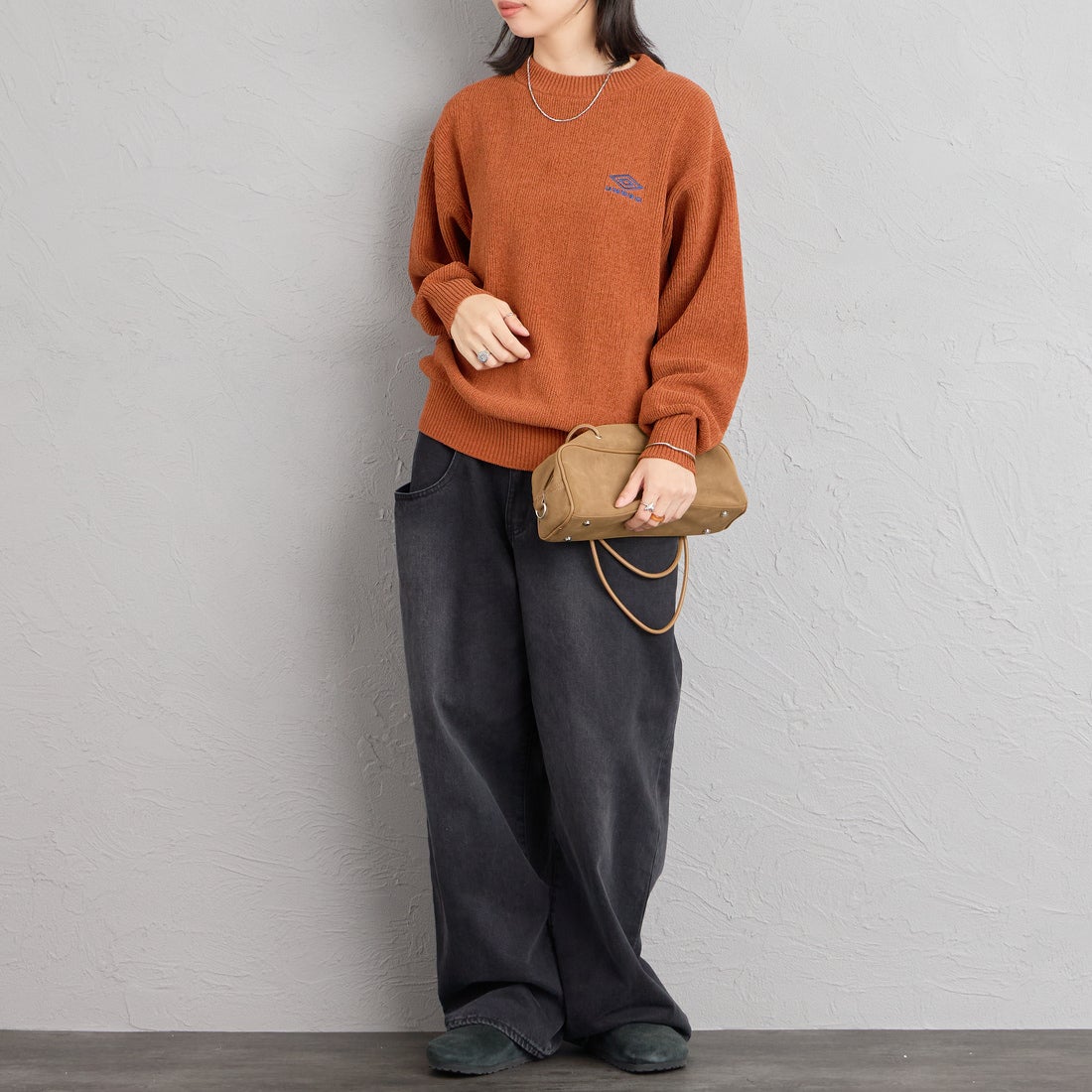 UMBRO [アンブロ] 別注 ワンポイントロゴ刺繍 モールニットプルオーバー [UMIN26-PO01-JF] CAMEL &&モデル身長：162cm 着用サイズ：S&&