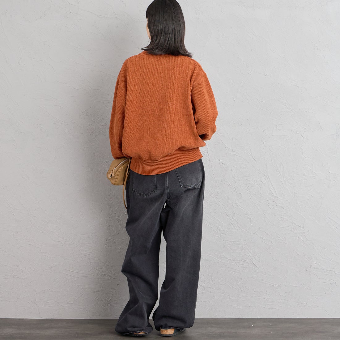 UMBRO [アンブロ] 別注 ワンポイントロゴ刺繍 モールニットプルオーバー [UMIN26-PO01-JF] CAMEL &&モデル身長：162cm 着用サイズ：S&&