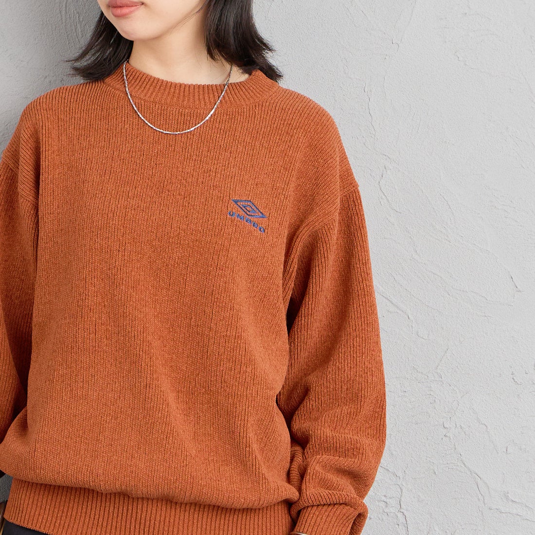 UMBRO [アンブロ] 別注 ワンポイントロゴ刺繍 モールニットプルオーバー [UMIN26-PO01-JF] CAMEL &&モデル身長：162cm 着用サイズ：S&&