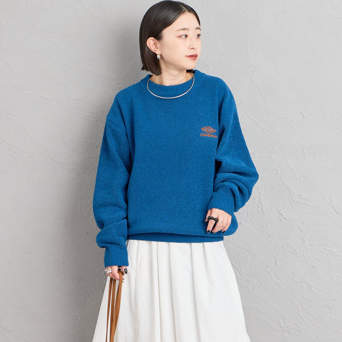 UMBRO [アンブロ] 別注 ワンポイントロゴ刺繍 モールニットプルオーバー [UMIN26-PO01-JF] BLUE &&モデル身長：150cm 着用サイズ：S&&