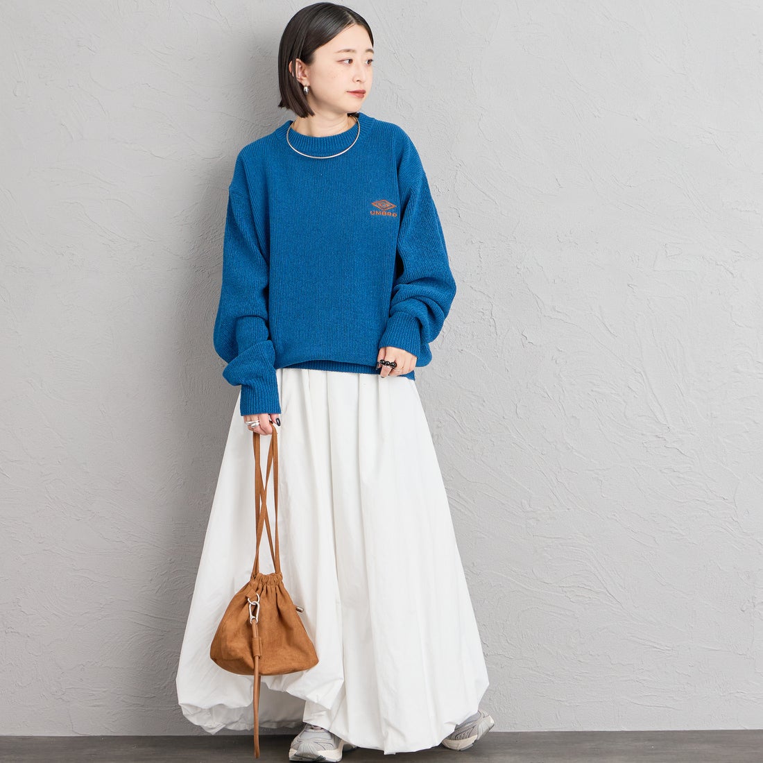 UMBRO [アンブロ] 別注 ワンポイントロゴ刺繍 モールニットプルオーバー [UMIN26-PO01-JF] BLUE &&モデル身長：150cm 着用サイズ：S&&