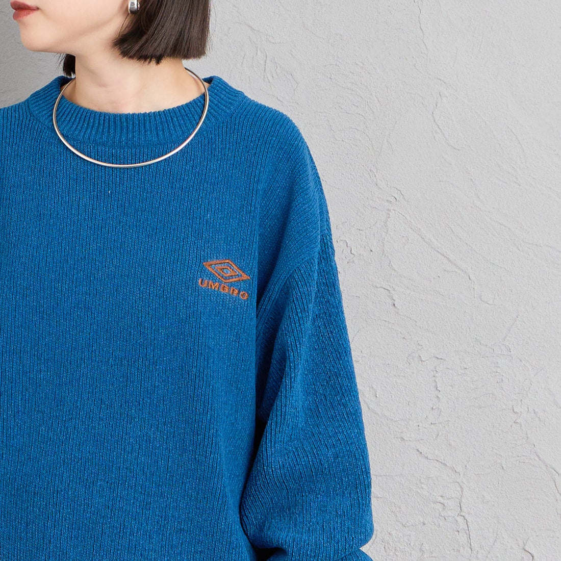 UMBRO [アンブロ] 別注 ワンポイントロゴ刺繍 モールニットプルオーバー [UMIN26-PO01-JF] BLUE &&モデル身長：150cm 着用サイズ：S&&