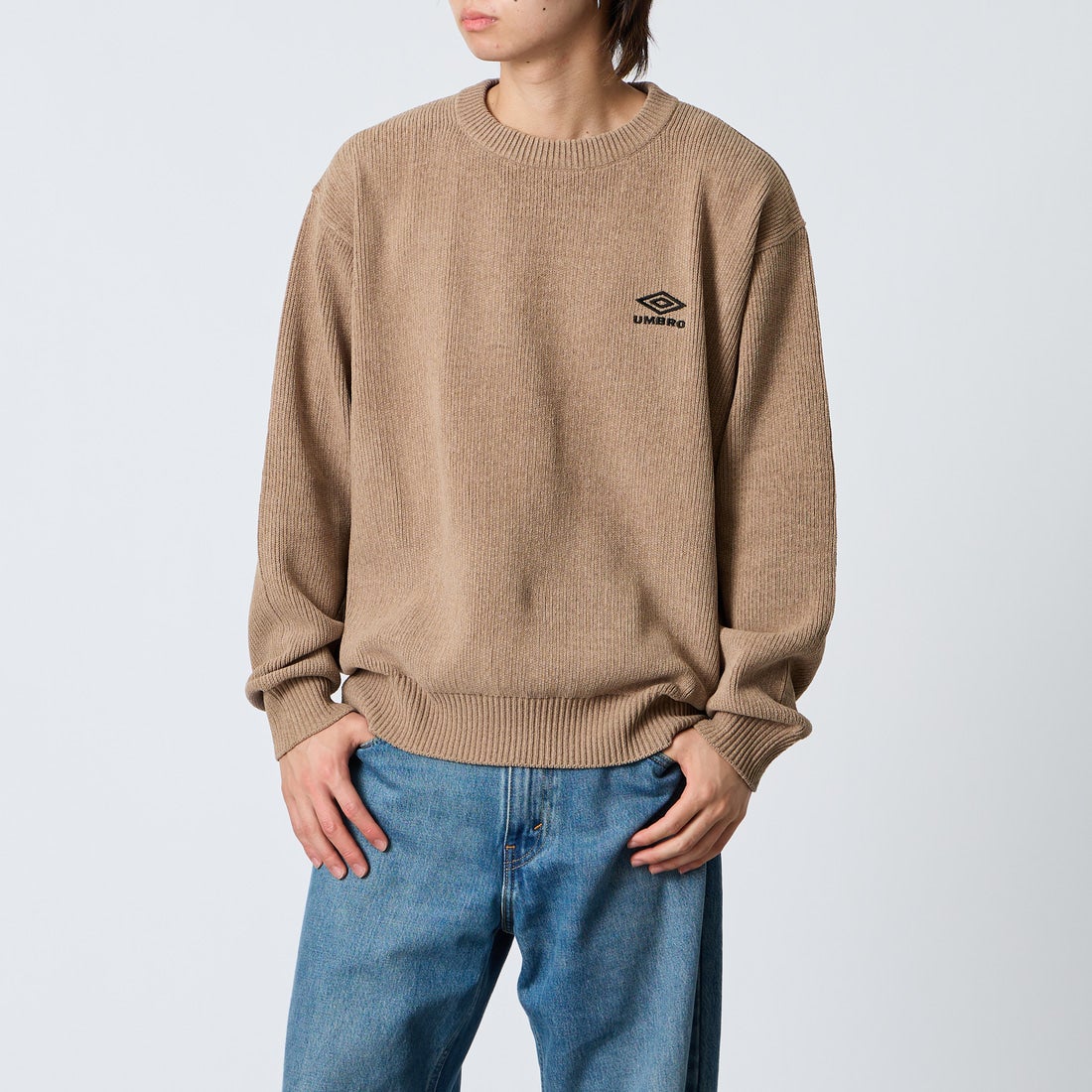 UMBRO [アンブロ] 別注 ワンポイントロゴ刺繍 モールニットプルオーバー [UMIN26-PO01-JF] BEIGE &&モデル身長：177cm 着用サイズ：L&&