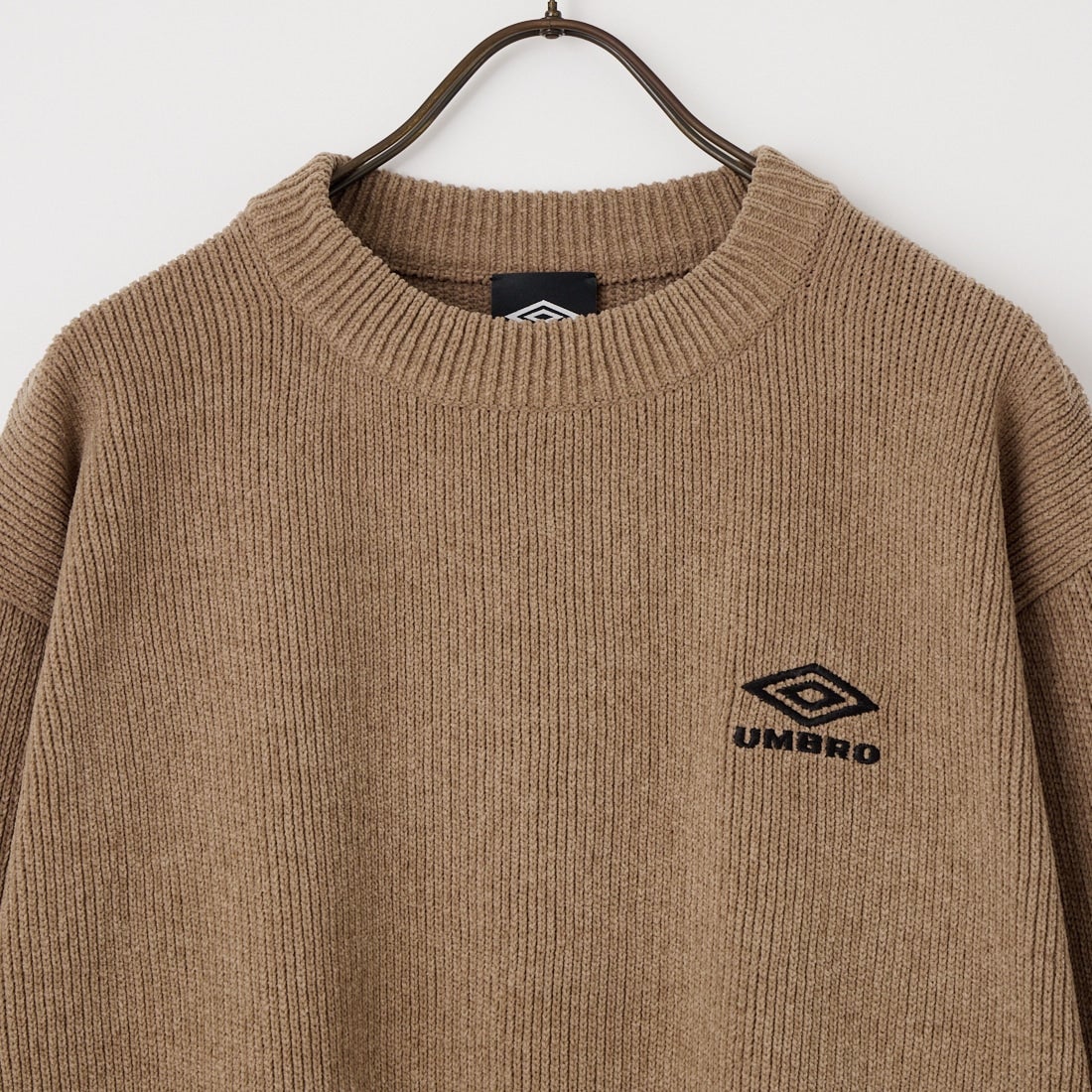 UMBRO [アンブロ] 別注 ワンポイントロゴ刺繍 モールニットプルオーバー [UMIN26-PO01-JF] BEIGE