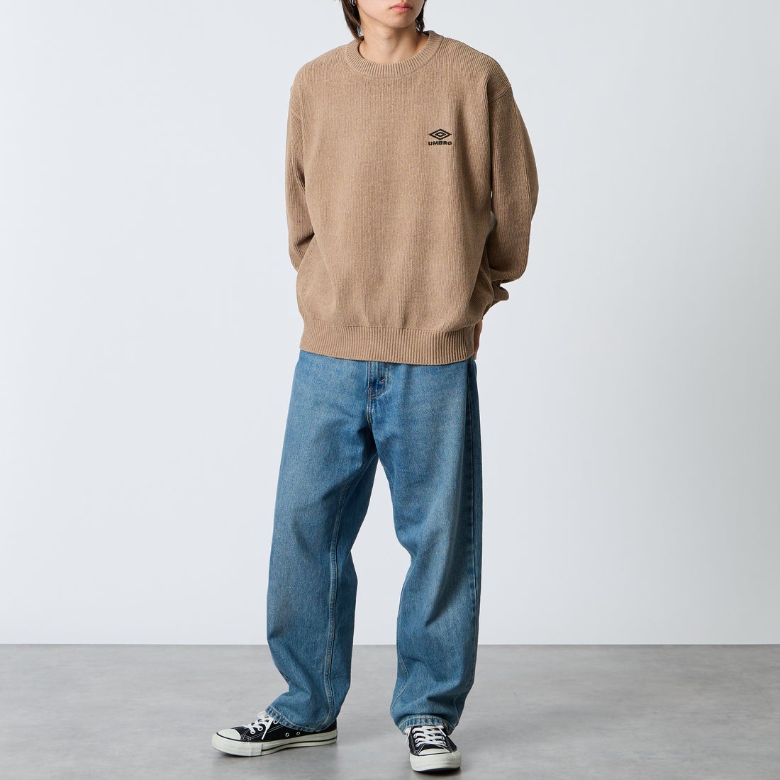 UMBRO [アンブロ] 別注 ワンポイントロゴ刺繍 モールニットプルオーバー [UMIN26-PO01-JF] BEIGE &&モデル身長：177cm 着用サイズ：L&&