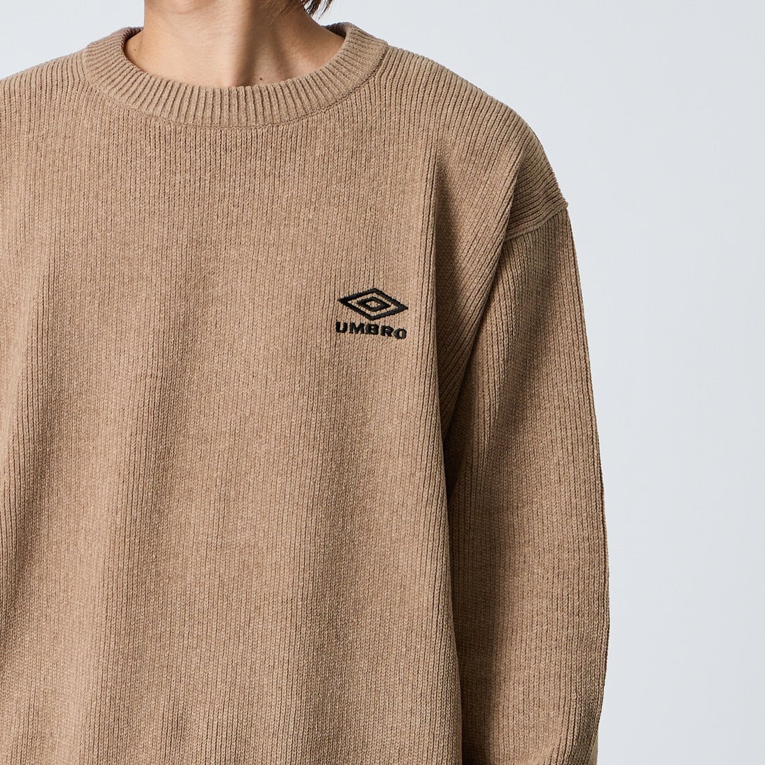 UMBRO [アンブロ] 別注 ワンポイントロゴ刺繍 モールニットプルオーバー [UMIN26-PO01-JF] BEIGE &&モデル身長：177cm 着用サイズ：L&&