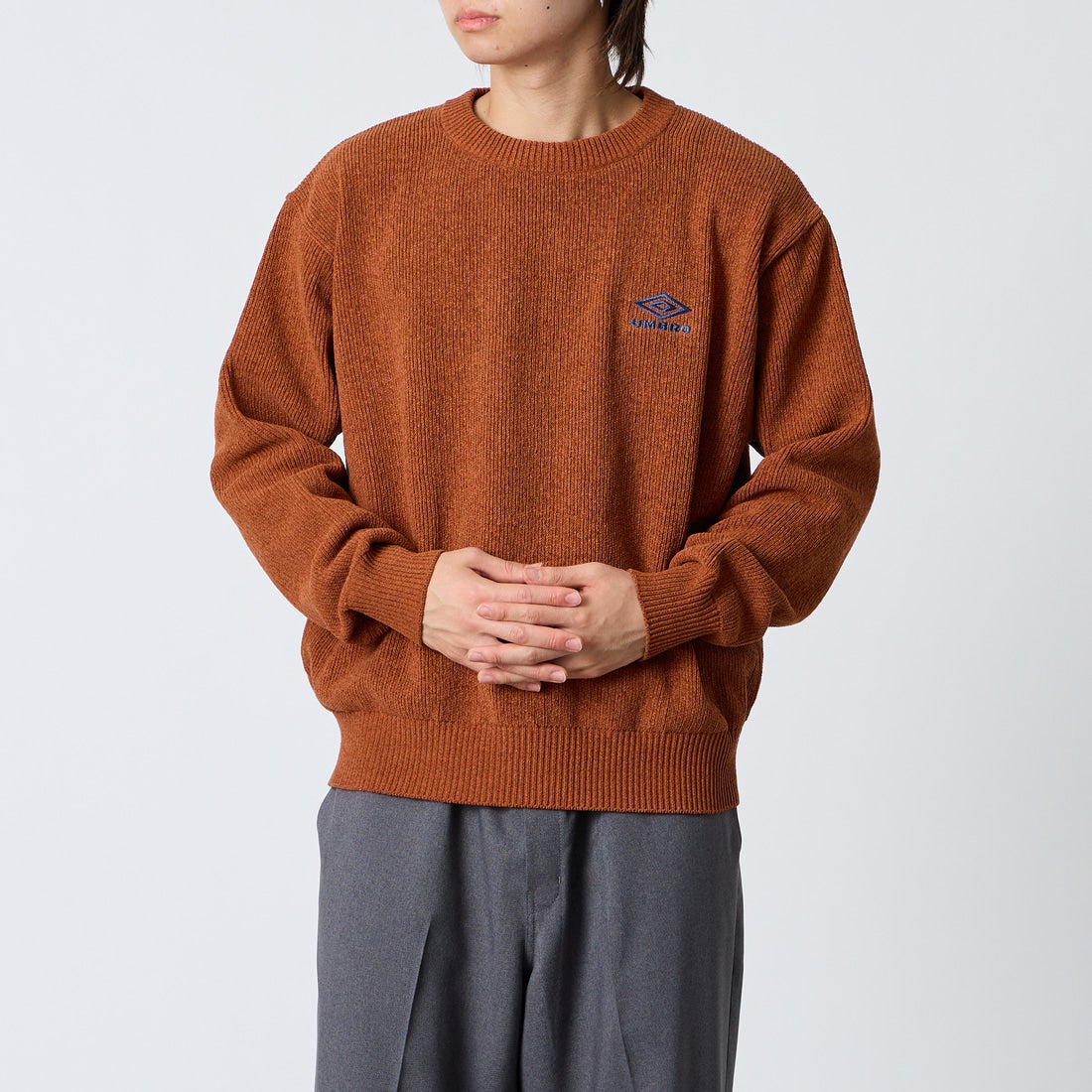 UMBRO [アンブロ] 別注 ワンポイントロゴ刺繍 モールニットプルオーバー [UMIN26-PO01-JF] CAMEL &&モデル身長：177cm 着用サイズ：L&&