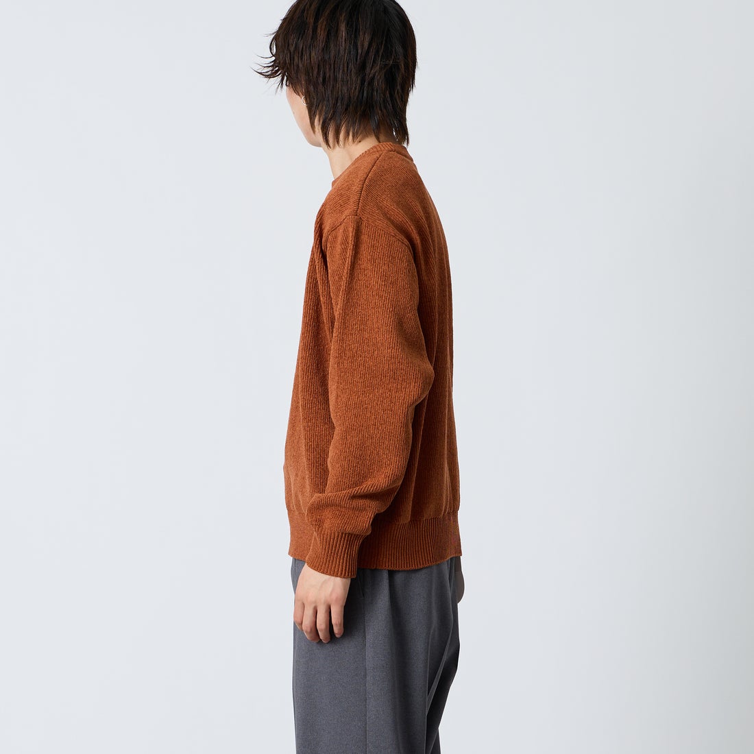 UMBRO [アンブロ] 別注 ワンポイントロゴ刺繍 モールニットプルオーバー [UMIN26-PO01-JF] CAMEL &&モデル身長：177cm 着用サイズ：L&&