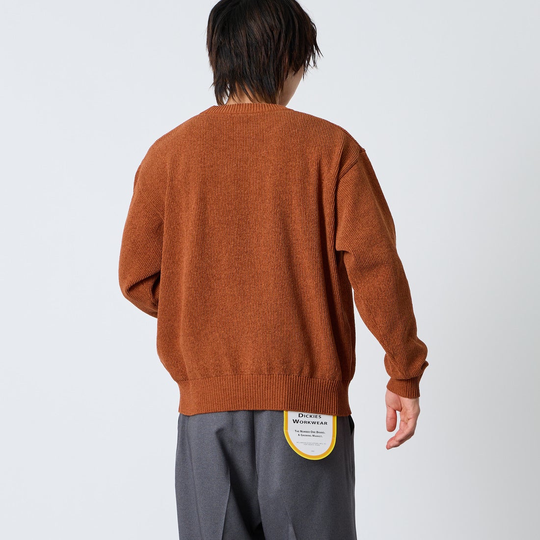 UMBRO [アンブロ] 別注 ワンポイントロゴ刺繍 モールニットプルオーバー [UMIN26-PO01-JF] CAMEL &&モデル身長：177cm 着用サイズ：L&&