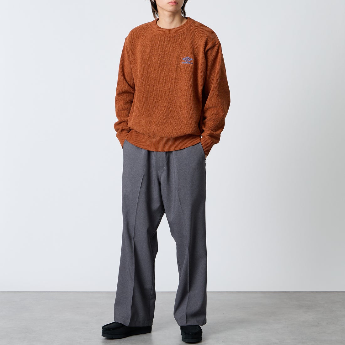 UMBRO [アンブロ] 別注 ワンポイントロゴ刺繍 モールニットプルオーバー [UMIN26-PO01-JF] CAMEL &&モデル身長：177cm 着用サイズ：L&&