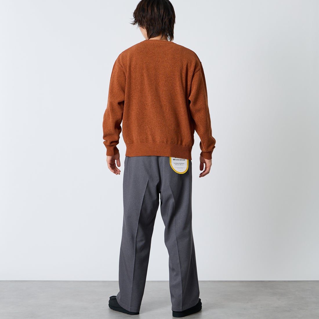 UMBRO [アンブロ] 別注 ワンポイントロゴ刺繍 モールニットプルオーバー [UMIN26-PO01-JF] CAMEL &&モデル身長：177cm 着用サイズ：L&&