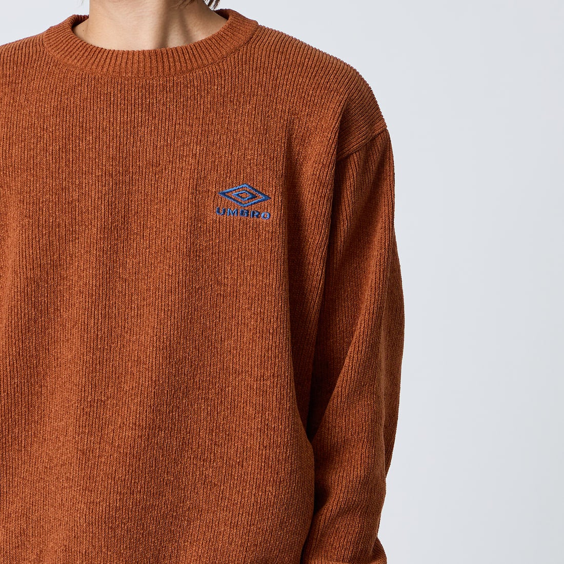 UMBRO [アンブロ] 別注 ワンポイントロゴ刺繍 モールニットプルオーバー [UMIN26-PO01-JF] CAMEL &&モデル身長：177cm 着用サイズ：L&&