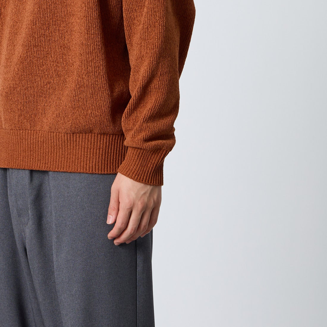 UMBRO [アンブロ] 別注 ワンポイントロゴ刺繍 モールニットプルオーバー [UMIN26-PO01-JF] CAMEL &&モデル身長：177cm 着用サイズ：L&&