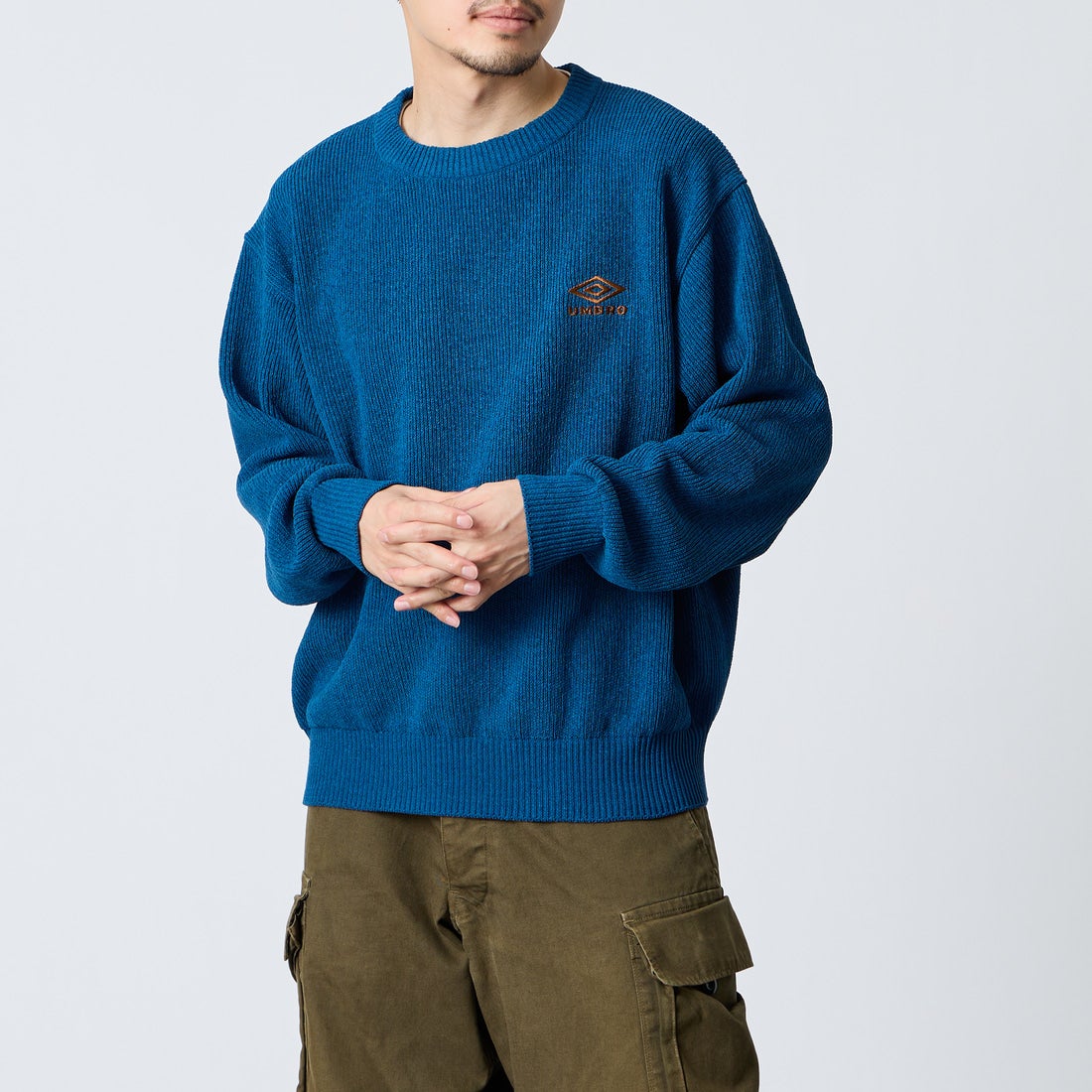 UMBRO [アンブロ] 別注 ワンポイントロゴ刺繍 モールニットプルオーバー [UMIN26-PO01-JF] BLUE &&モデル身長：168cm 着用サイズ：L&&