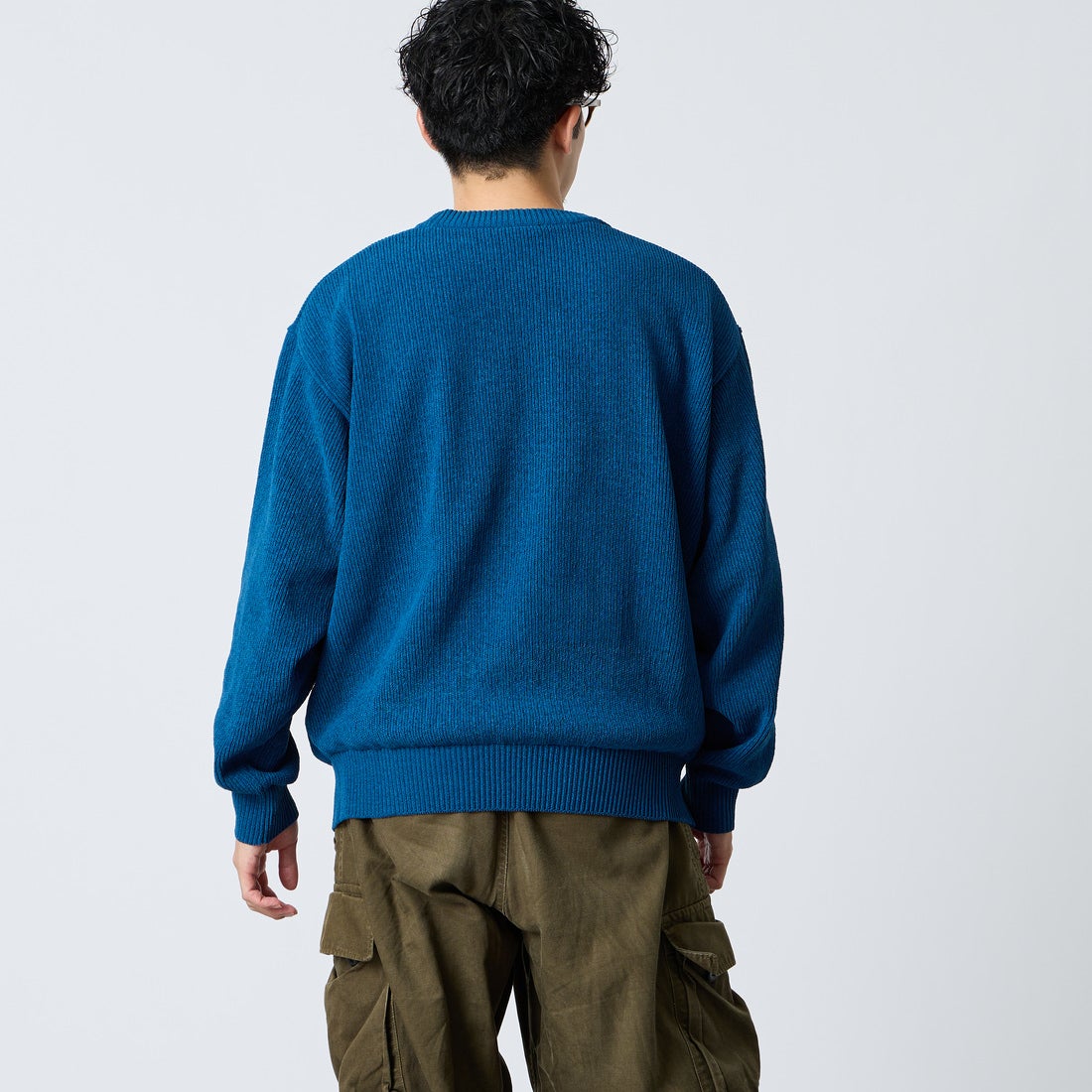 UMBRO [アンブロ] 別注 ワンポイントロゴ刺繍 モールニットプルオーバー [UMIN26-PO01-JF] BLUE &&モデル身長：168cm 着用サイズ：L&&