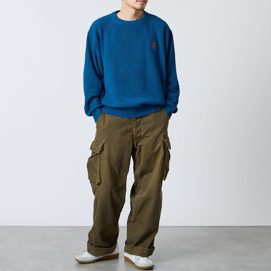 UMBRO [アンブロ] 別注 ワンポイントロゴ刺繍 モールニットプルオーバー [UMIN26-PO01-JF] BLUE &&モデル身長：168cm 着用サイズ：L&&