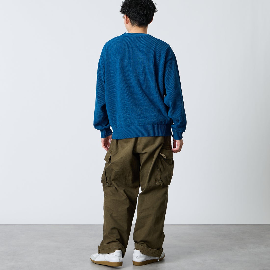 UMBRO [アンブロ] 別注 ワンポイントロゴ刺繍 モールニットプルオーバー [UMIN26-PO01-JF] BLUE &&モデル身長：168cm 着用サイズ：L&&
