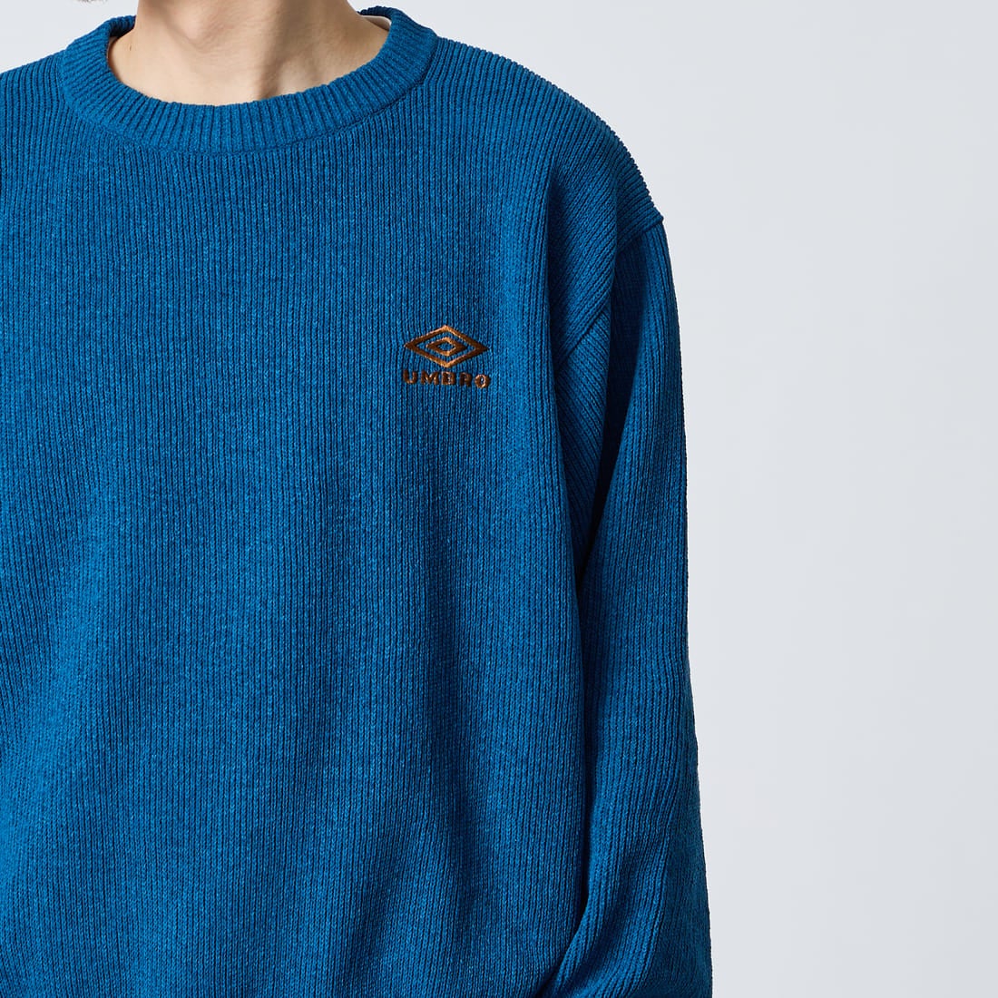 UMBRO [アンブロ] 別注 ワンポイントロゴ刺繍 モールニットプルオーバー [UMIN26-PO01-JF] BLUE &&モデル身長：168cm 着用サイズ：L&&