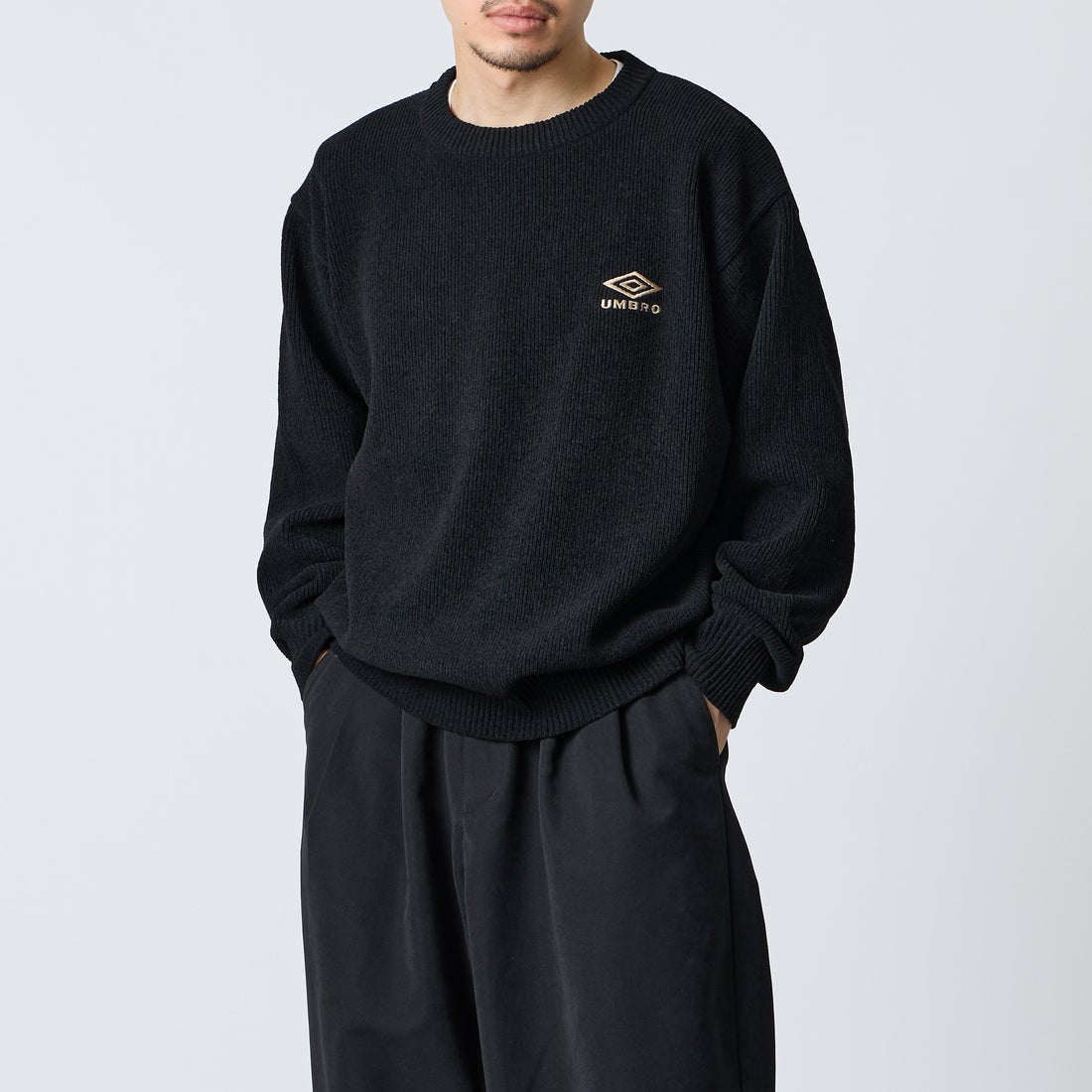UMBRO [アンブロ] 別注 ワンポイントロゴ刺繍 モールニットプルオーバー [UMIN26-PO01-JF] BLACK &&モデル身長：168cm 着用サイズ：L&&