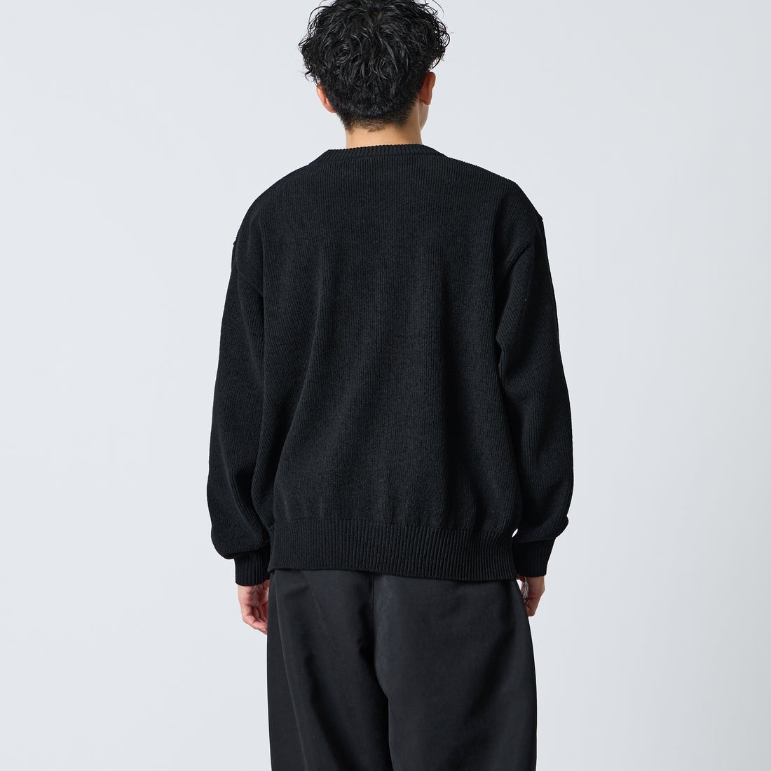 UMBRO [アンブロ] 別注 ワンポイントロゴ刺繍 モールニットプルオーバー [UMIN26-PO01-JF] BLACK &&モデル身長：168cm 着用サイズ：L&&
