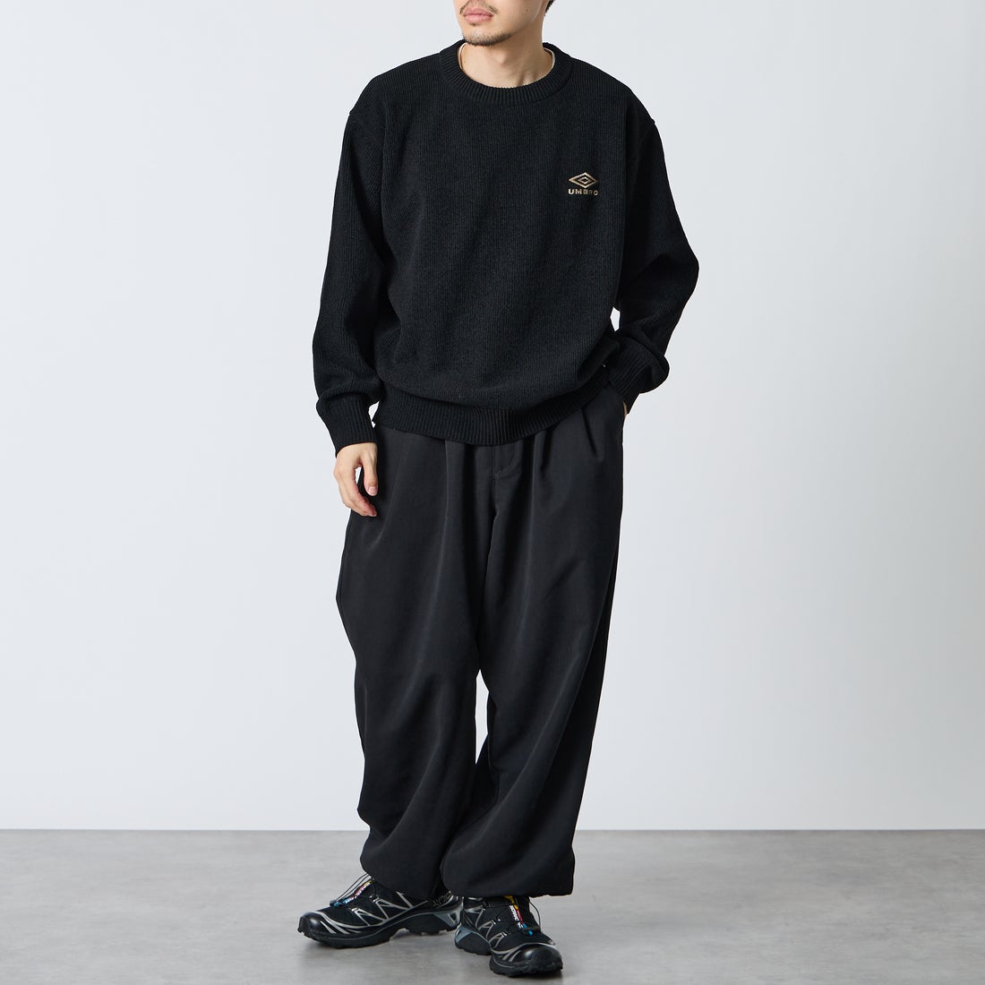 UMBRO [アンブロ] 別注 ワンポイントロゴ刺繍 モールニットプルオーバー [UMIN26-PO01-JF] BLACK &&モデル身長：168cm 着用サイズ：L&&