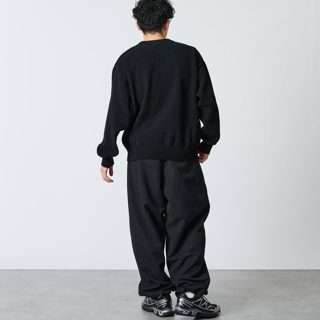 UMBRO [アンブロ] 別注 ワンポイントロゴ刺繍 モールニットプルオーバー [UMIN26-PO01-JF] BLACK &&モデル身長：168cm 着用サイズ：L&&