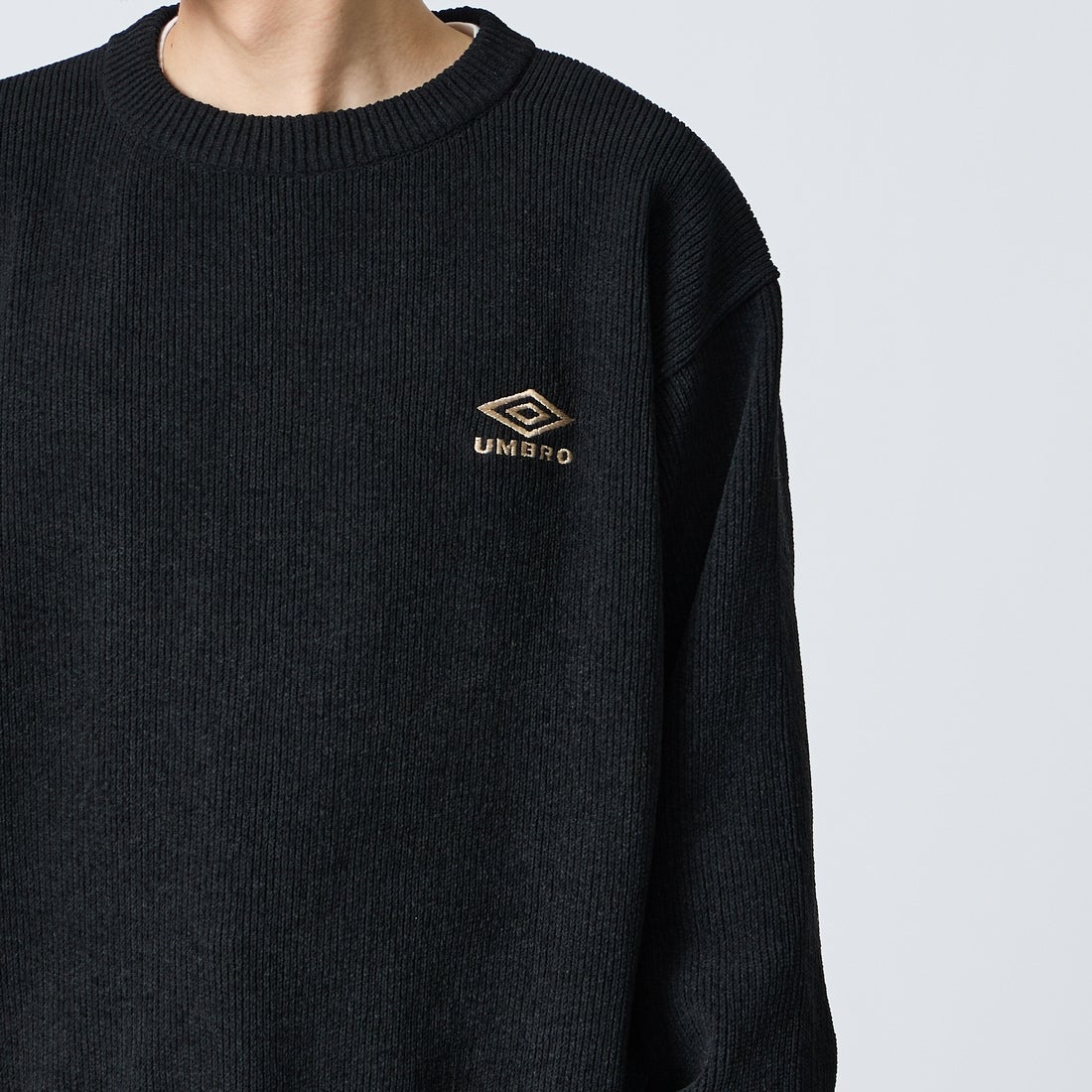 UMBRO [アンブロ] 別注 ワンポイントロゴ刺繍 モールニットプルオーバー [UMIN26-PO01-JF] BLACK &&モデル身長：168cm 着用サイズ：L&&