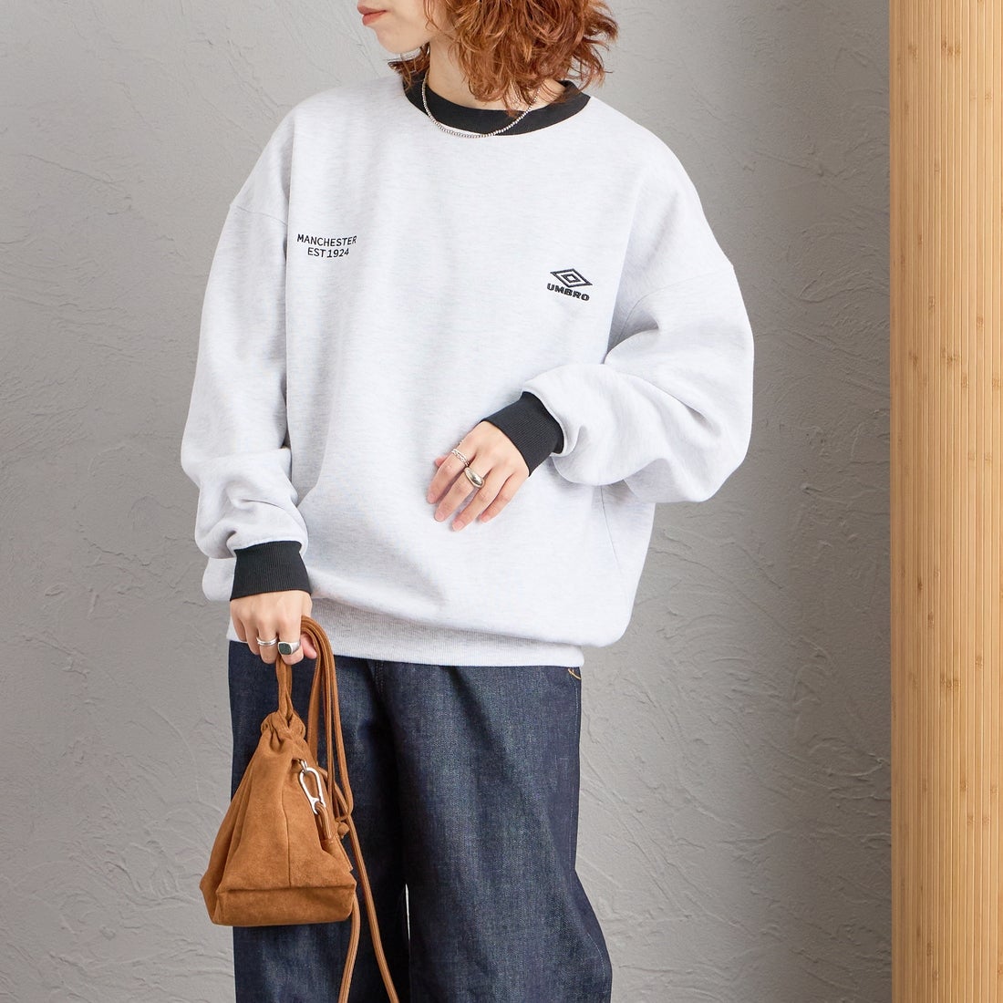 UMBRO [アンブロ] 別注 ワンポイントロゴ刺繍 クルーネックスウェット [201NK26AW-PO24-JF] OATMEAL/BK &&モデル身長：158cm 着用サイズ：S&&