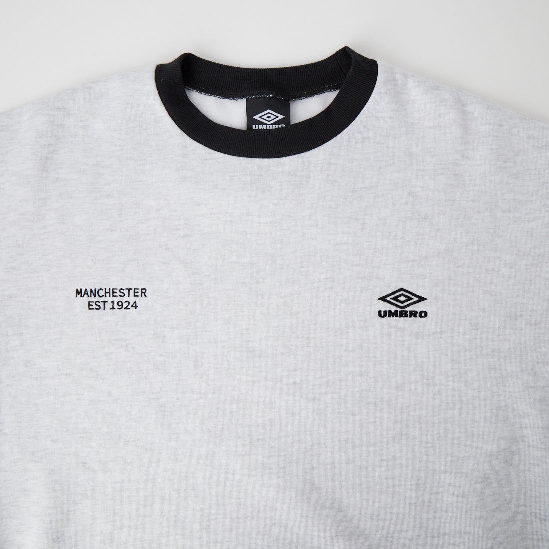 UMBRO [アンブロ] 別注 ワンポイントロゴ刺繍 クルーネックスウェット [201NK26AW-PO24-JF]  OATMEAL/BK