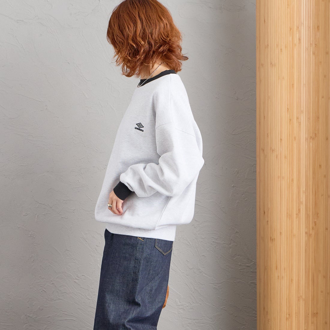 UMBRO [アンブロ] 別注 ワンポイントロゴ刺繍 クルーネックスウェット [201NK26AW-PO24-JF] OATMEAL/BK &&モデル身長：158cm 着用サイズ：S&&