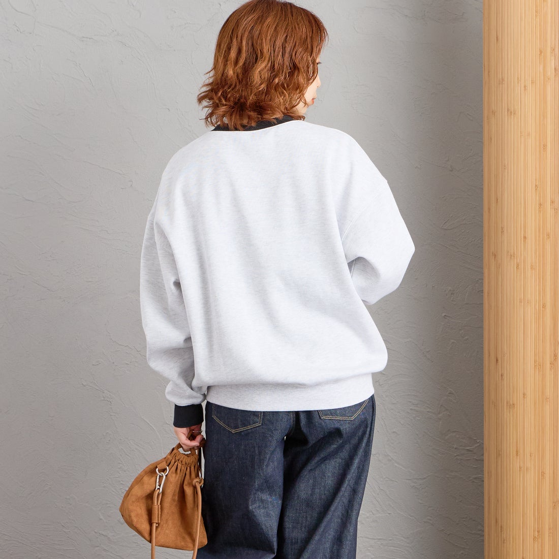 UMBRO [アンブロ] 別注 ワンポイントロゴ刺繍 クルーネックスウェット [201NK26AW-PO24-JF] OATMEAL/BK &&モデル身長：158cm 着用サイズ：S&&