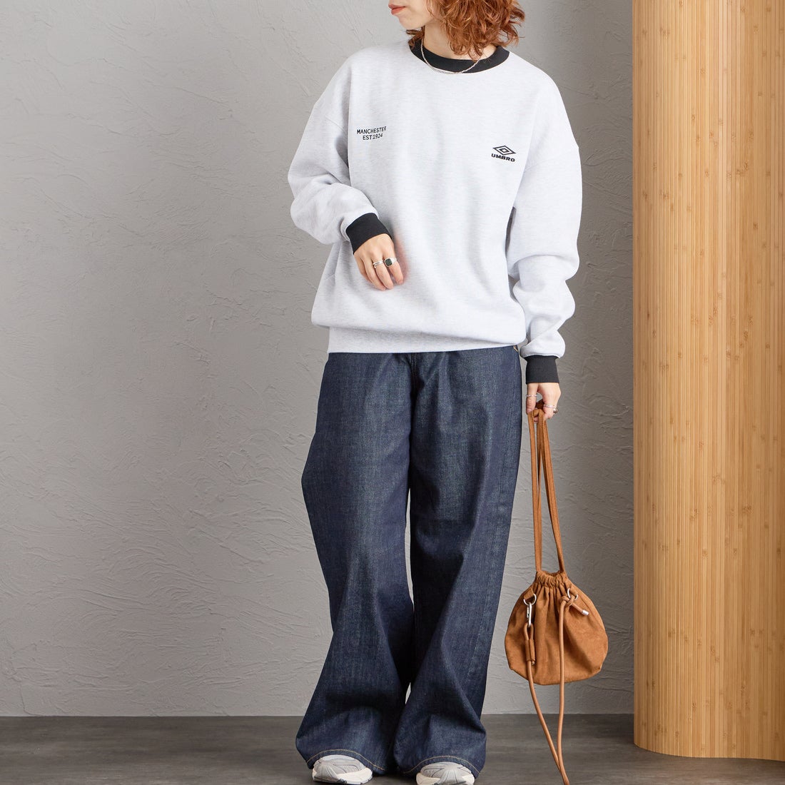 UMBRO [アンブロ] 別注 ワンポイントロゴ刺繍 クルーネックスウェット [201NK26AW-PO24-JF] OATMEAL/BK &&モデル身長：158cm 着用サイズ：S&&