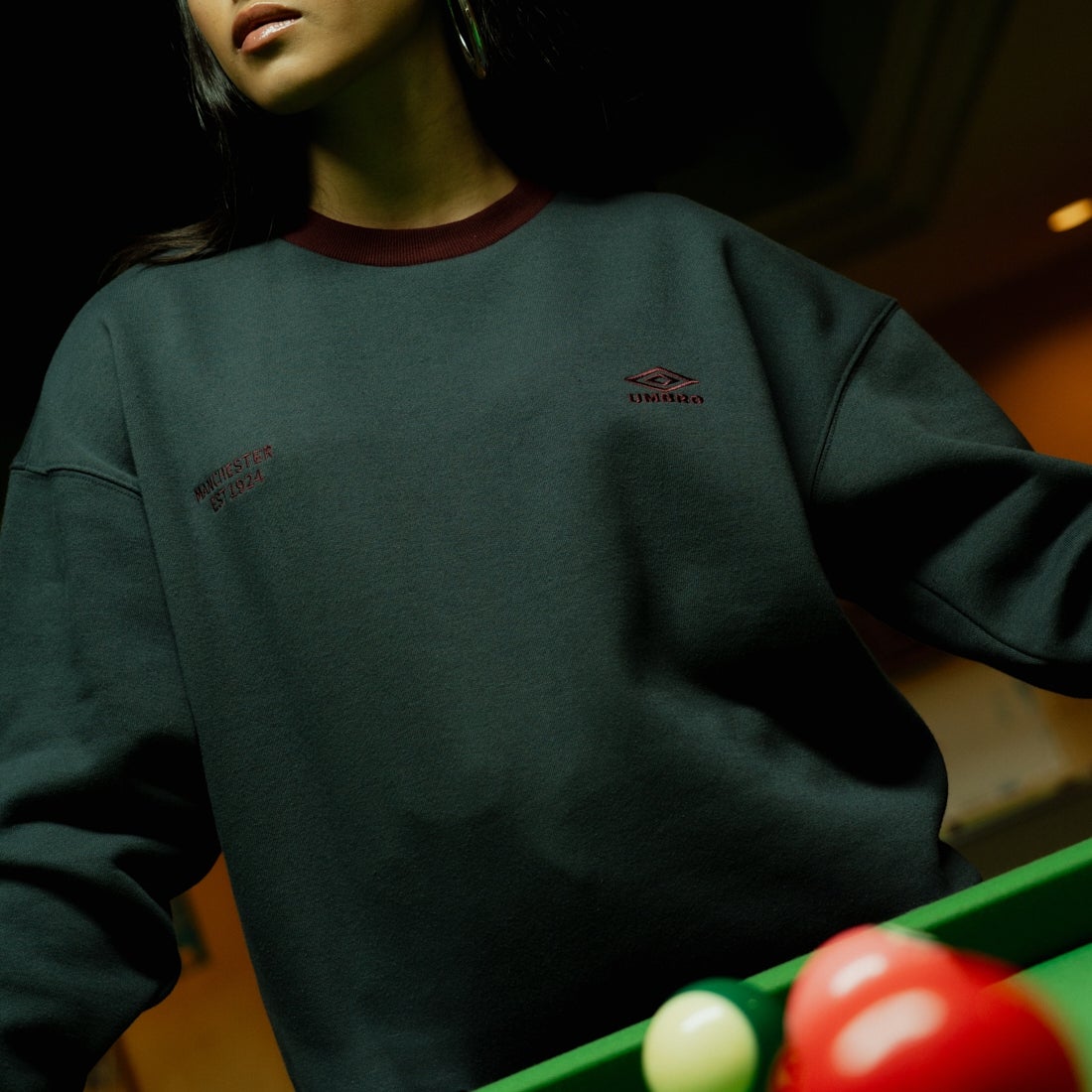 UMBRO [アンブロ] 別注 ワンポイントロゴ刺繍 クルーネックスウェット [201NK26AW-PO24-JF] CHR/BURGUN &&モデル身長：162cm 着用サイズ：S&&