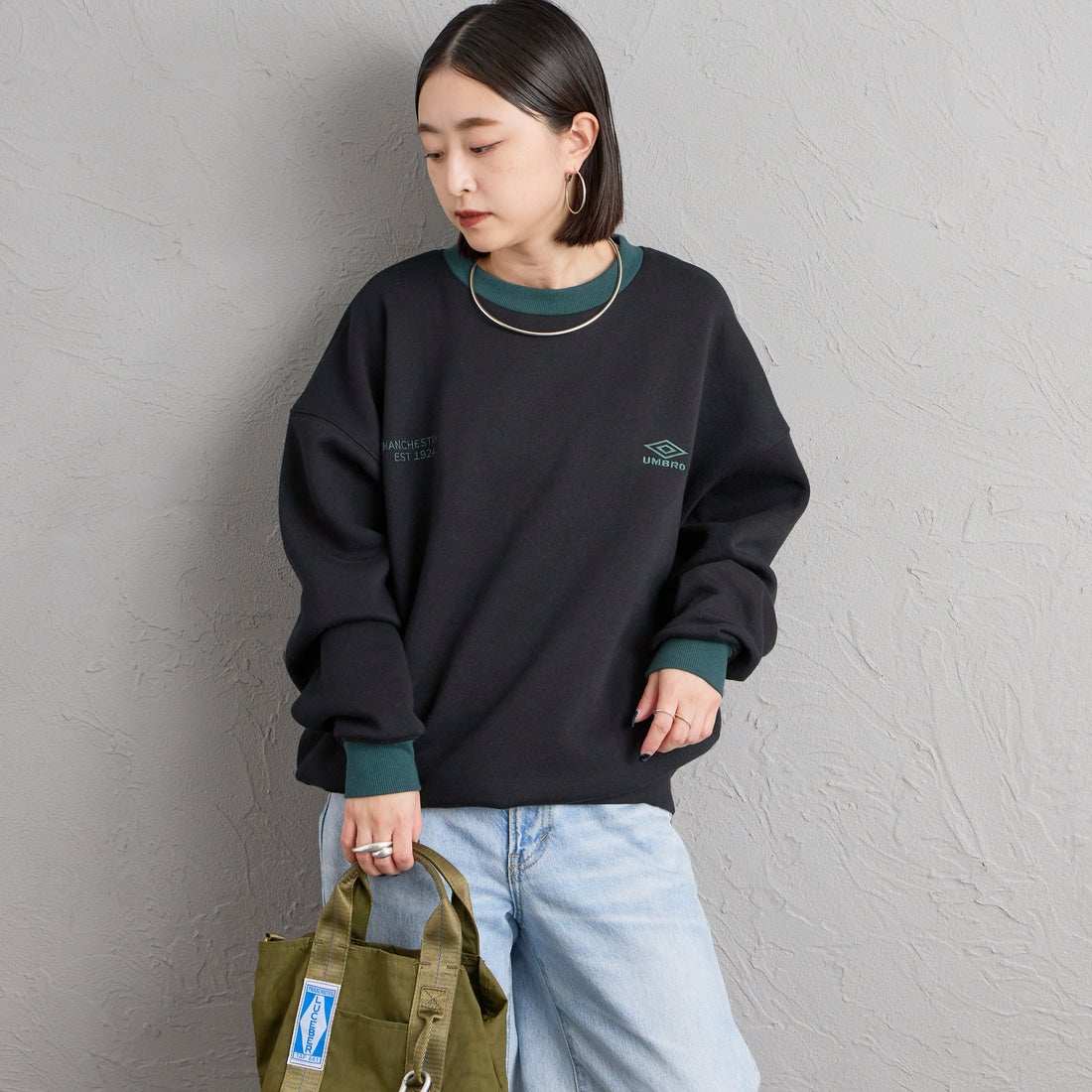 UMBRO [アンブロ] 別注 ワンポイントロゴ刺繍 クルーネックスウェット [201NK26AW-PO24-JF] BLK/GREEN &&モデル身長：150cm 着用サイズ：S&&