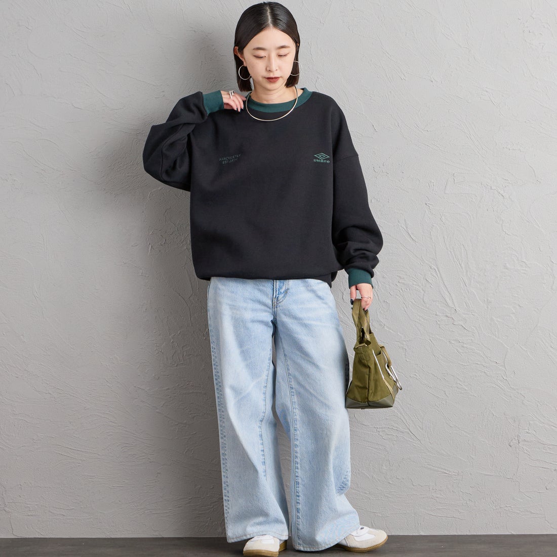 UMBRO [アンブロ] 別注 ワンポイントロゴ刺繍 クルーネックスウェット [201NK26AW-PO24-JF] BLK/GREEN &&モデル身長：150cm 着用サイズ：S&&