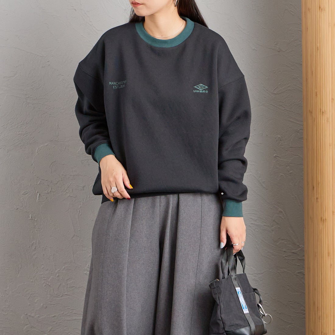 UMBRO [アンブロ] 別注 ワンポイントロゴ刺繍 クルーネックスウェット [201NK26AW-PO24-JF] BLK/GREEN &&モデル身長：156cm 着用サイズ：S&&