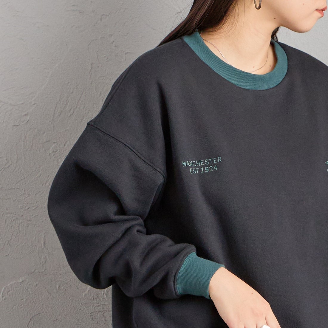 UMBRO [アンブロ] 別注 ワンポイントロゴ刺繍 クルーネックスウェット [201NK26AW-PO24-JF] BLK/GREEN &&モデル身長：156cm 着用サイズ：S&&