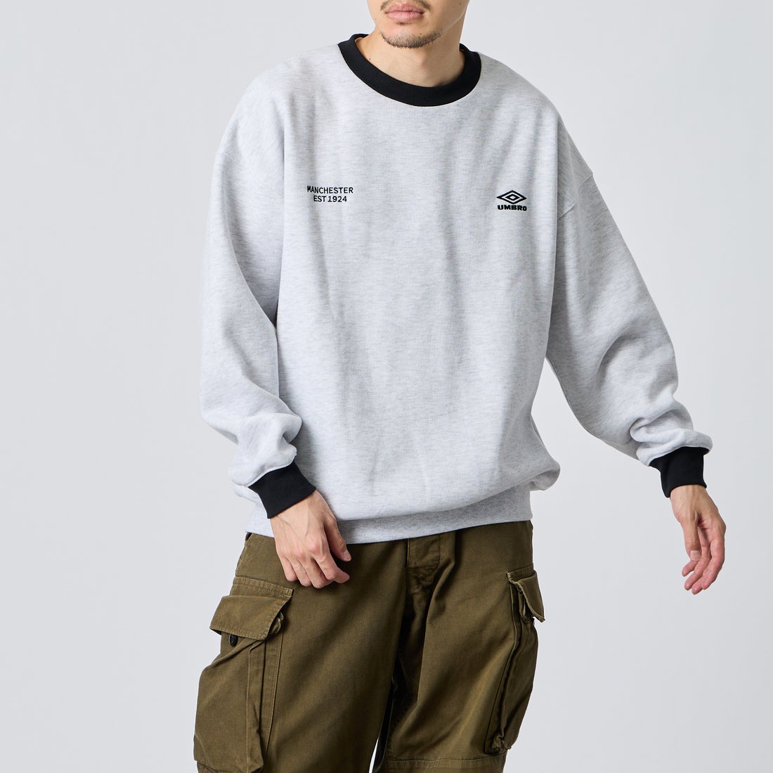 UMBRO [アンブロ] 別注 ワンポイントロゴ刺繍 クルーネックスウェット [201NK26AW-PO24-JF] OATMEAL/BK &&モデル身長：168cm 着用サイズ：L&&