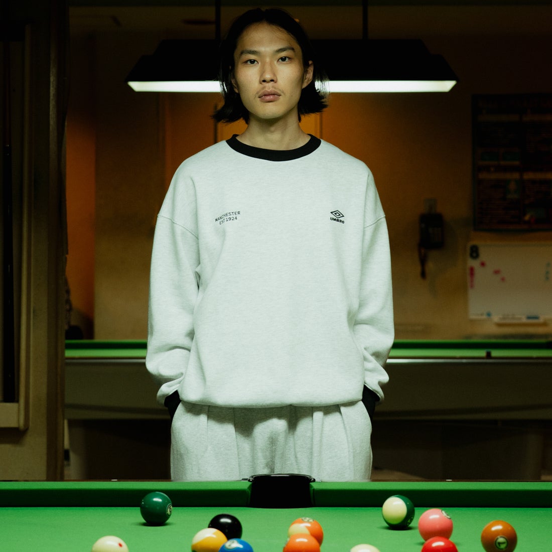 UMBRO [アンブロ] 別注 ワンポイントロゴ刺繍 クルーネックスウェット [201NK26AW-PO24-JF] OATMEAL/BK &&モデル身長：175cm 着用サイズ：L&&