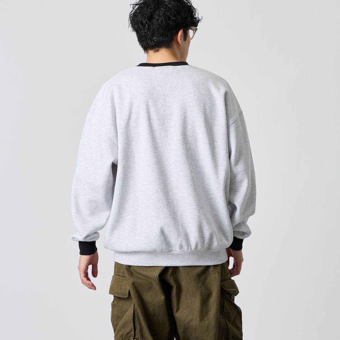 UMBRO [アンブロ] 別注 ワンポイントロゴ刺繍 クルーネックスウェット [201NK26AW-PO24-JF] OATMEAL/BK &&モデル身長：168cm 着用サイズ：L&&