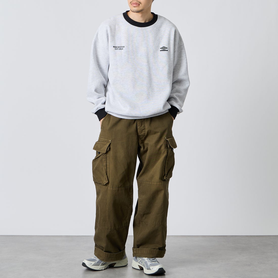 UMBRO [アンブロ] 別注 ワンポイントロゴ刺繍 クルーネックスウェット [201NK26AW-PO24-JF] OATMEAL/BK &&モデル身長：168cm 着用サイズ：L&&